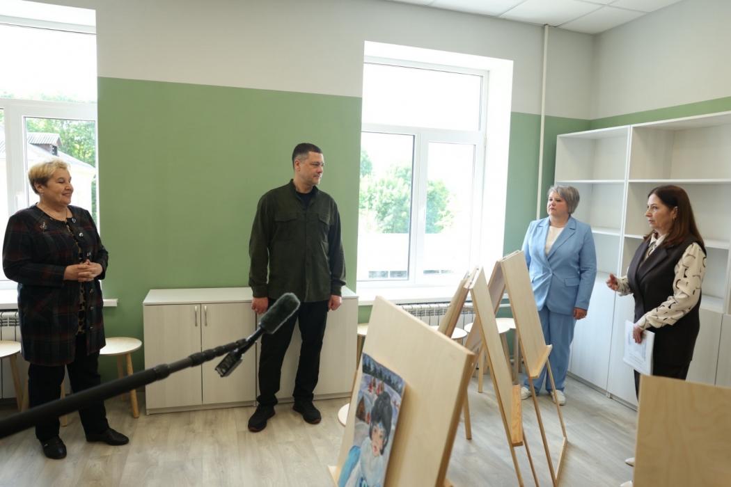 Михаил Ведерников осмотрел отремонтированные учреждения культуры в Пушкиногорском районе