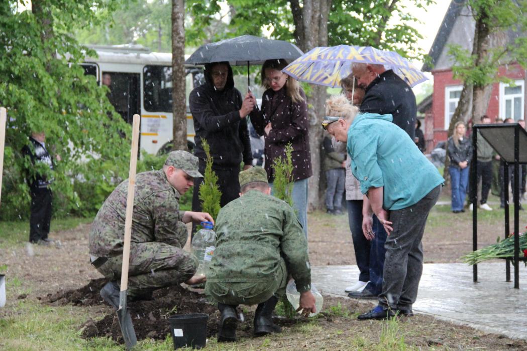 Аллею Памяти в честь погибших пограничников открыли в Пыталово