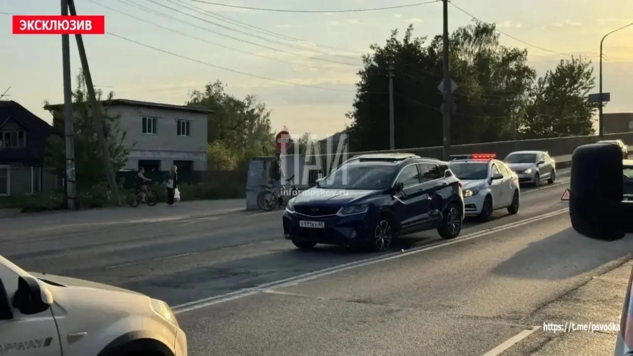 ​Один человек пострадал при столкновении мотоцикла и автомобиля в Пскове