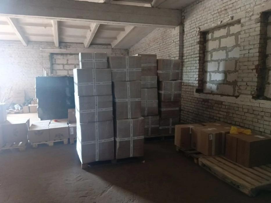 Склад с крупной партией нелегальных сигарет и поддельного алкоголя обнаружили псковские таможенники