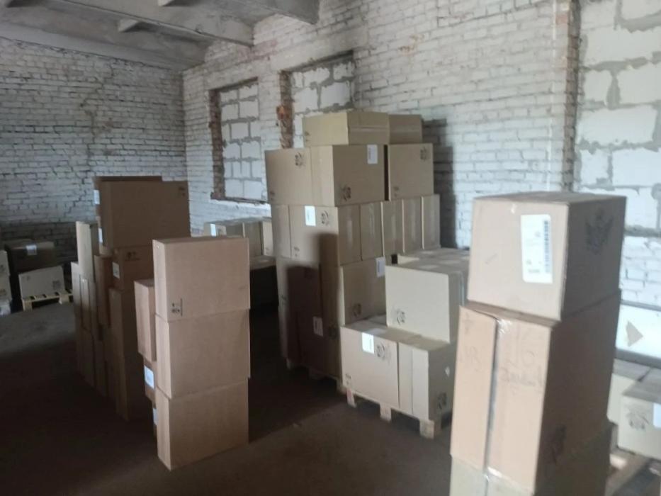 Склад с крупной партией нелегальных сигарет и поддельного алкоголя обнаружили псковские таможенники