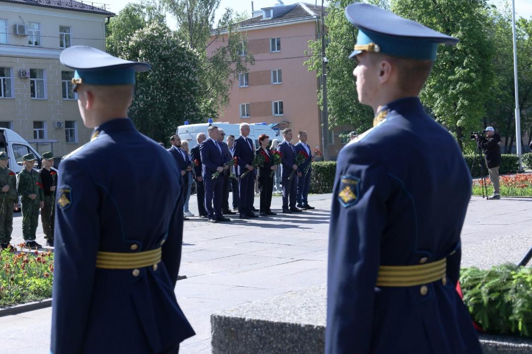 Сибиряки и псковичи почтили память защитников Отечества у Вечного огня в Пскове