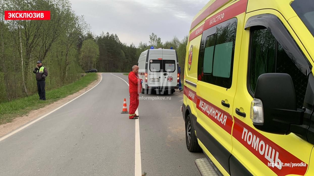 Автомобиль опрокинулся в канаву под Псковом, пострадали четверо, включая ребёнка 