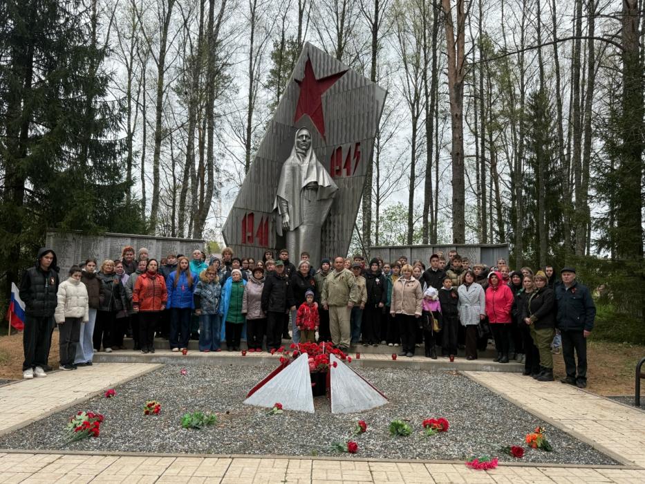 Участники автопробега в Плюсском районе почтили память героев Великой Отечественной войны