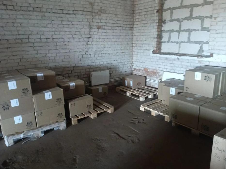 Склад с крупной партией нелегальных сигарет и поддельного алкоголя обнаружили псковские таможенники
