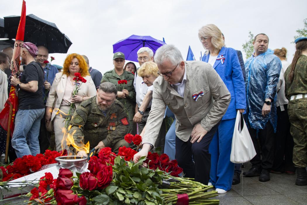 Памятник участникам СВО открыли в Великих Луках