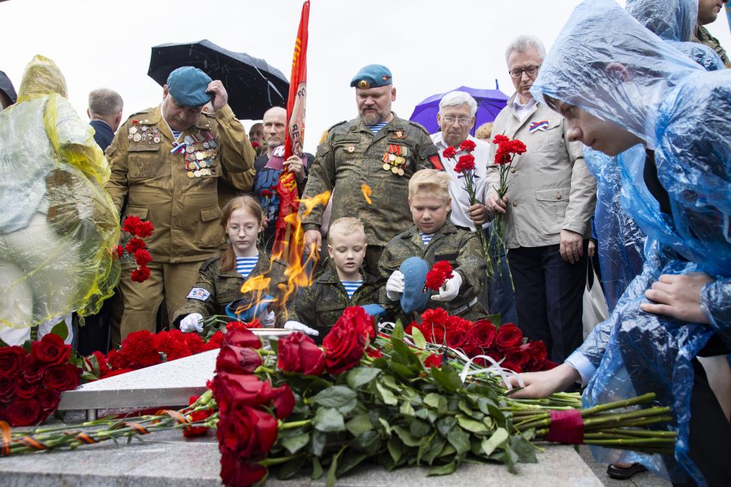 Памятник участникам СВО открыли в Великих Луках