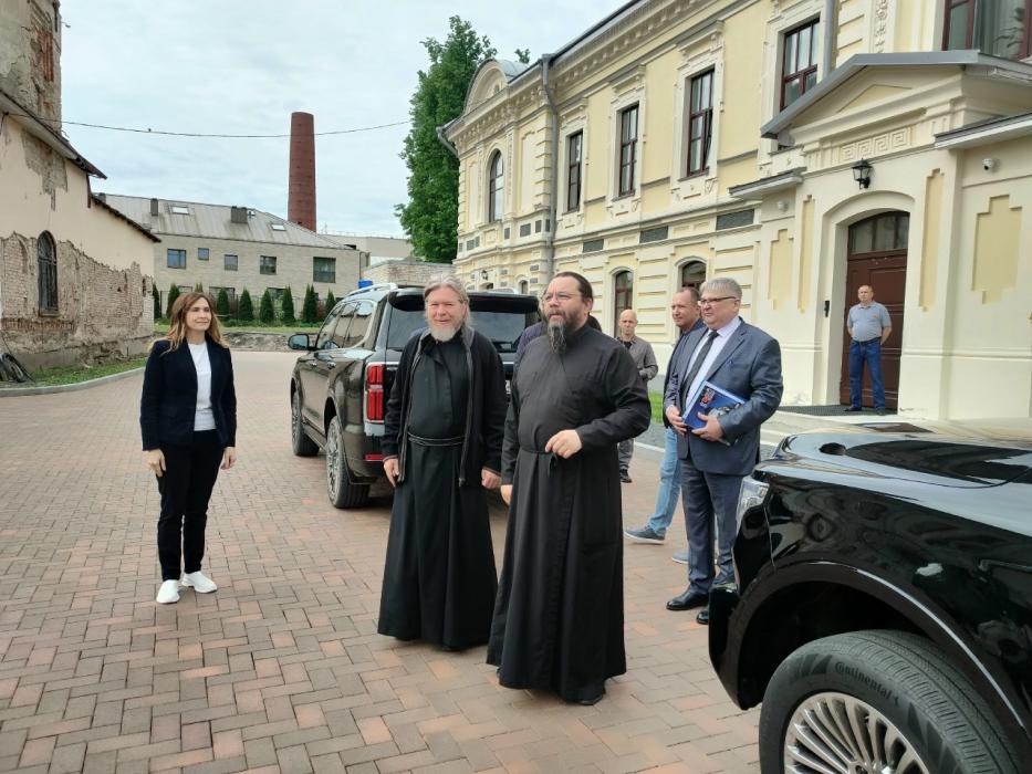 Митрополиты Тихон и Матфей посетили молодёжный центр «Трилучье» в Пскове