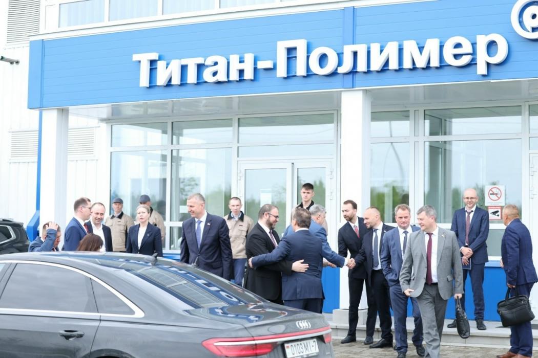Глава администрации президента Республики Беларусь ознакомился с производством завода «Титан-Полимер»