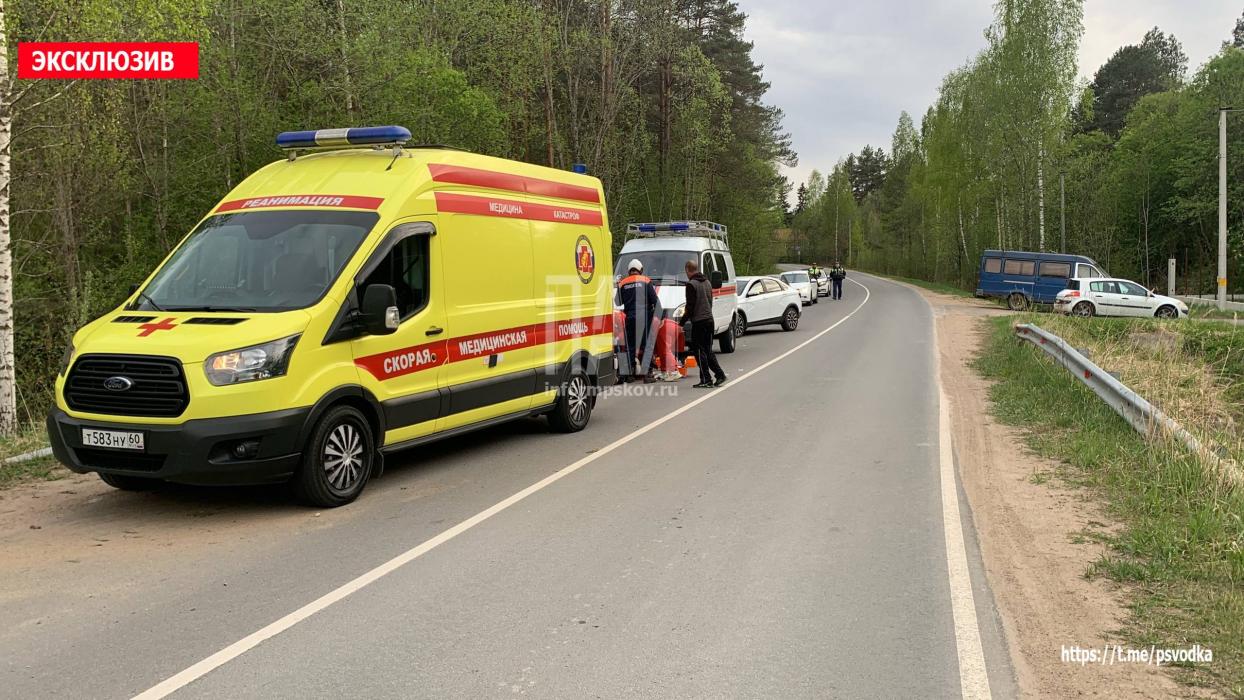 Автомобиль опрокинулся в канаву под Псковом, пострадали четверо, включая ребёнка 
