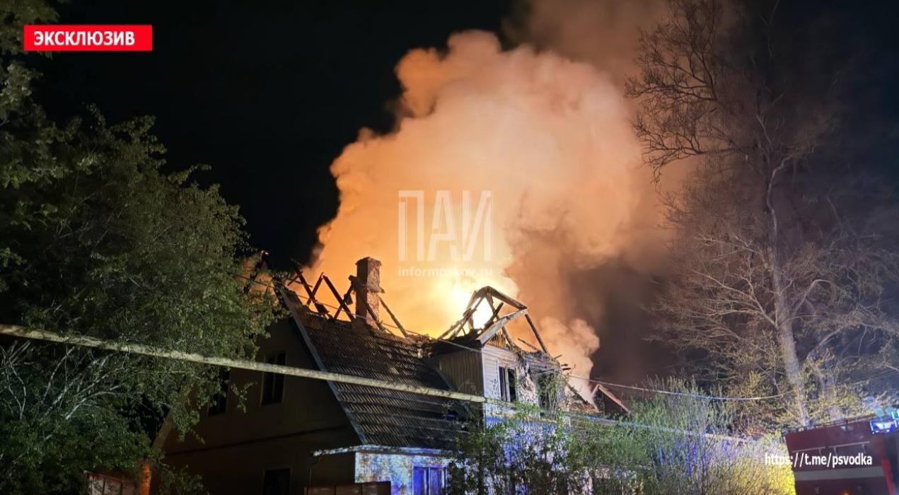 Дом на две семьи загорелся в Печорах