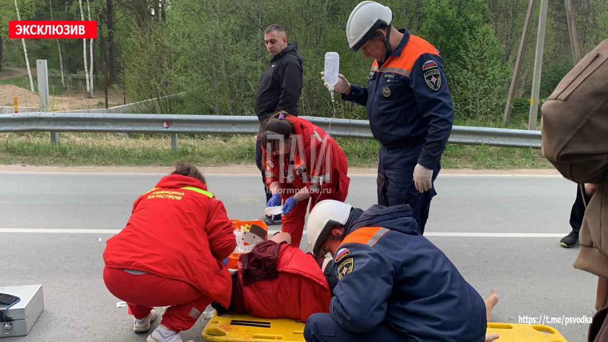 Автомобиль опрокинулся в канаву под Псковом, пострадали четверо, включая ребёнка 