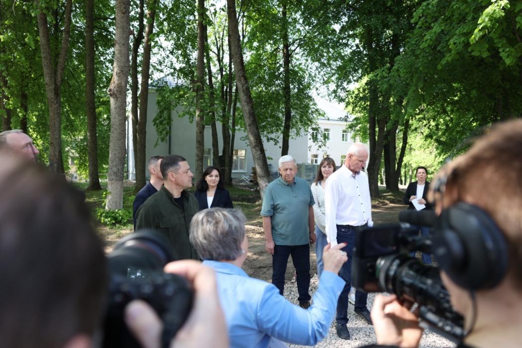 Михаил Ведерников осмотрел отремонтированные учреждения культуры в Пушкиногорском районе