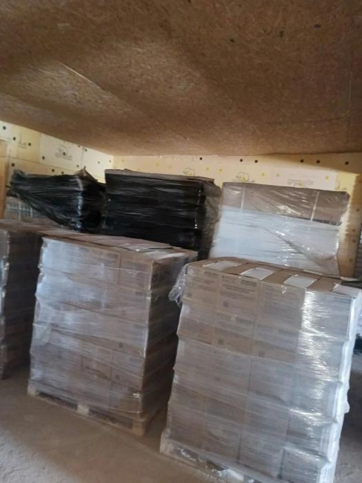 Склад с крупной партией нелегальных сигарет и поддельного алкоголя обнаружили псковские таможенники