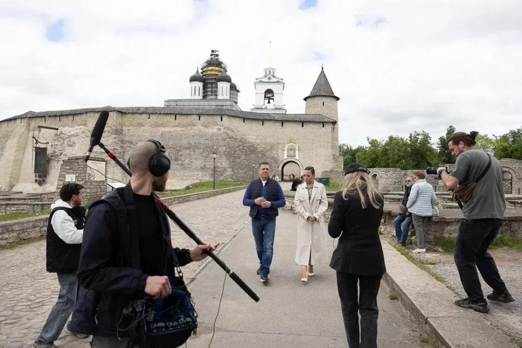 Юлия Барановская приехала в Псковскую область для съёмок проекта «Губернатор без галстука» с Михаилом Ведерниковым