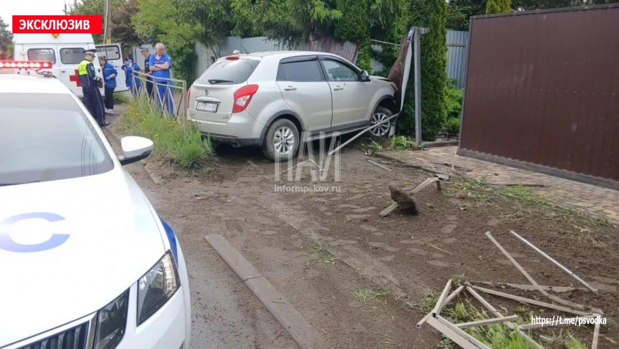 Автомобиль въехал в ограждение в Великих Луках 