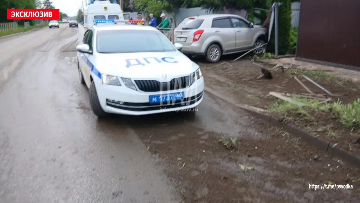 Автомобиль въехал в ограждение в Великих Луках 