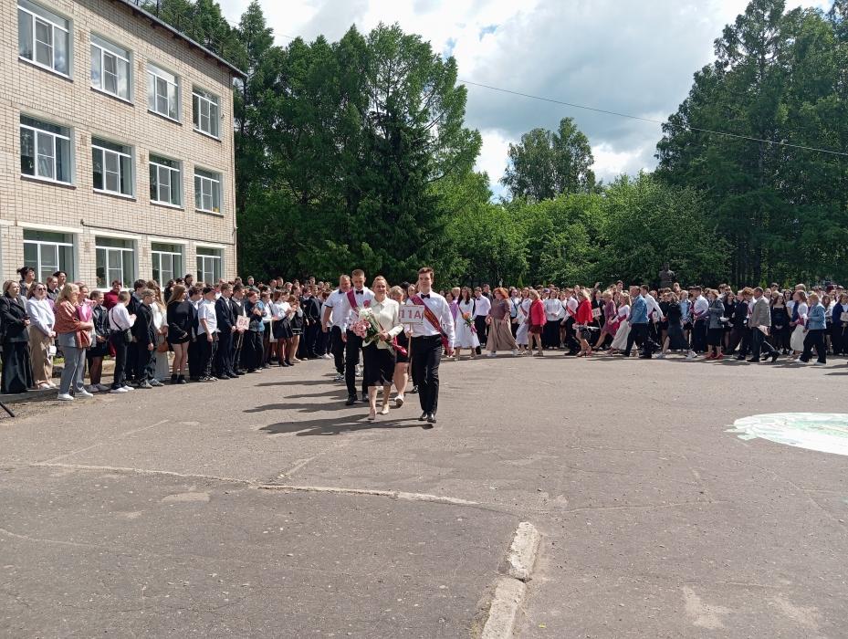 Шаг во взрослую жизнь: в школах Псковской области прошли последние звонки