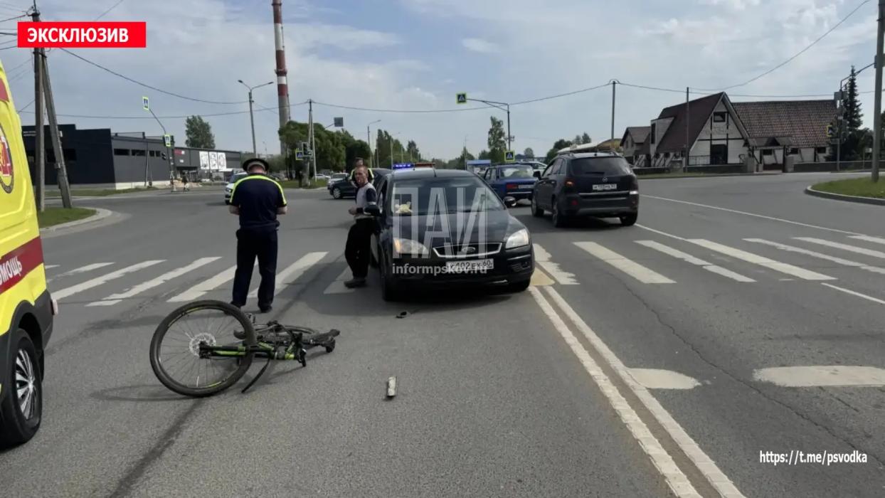 Велосипедист пострадал в ДТП на пешеходном переходе в Пскове