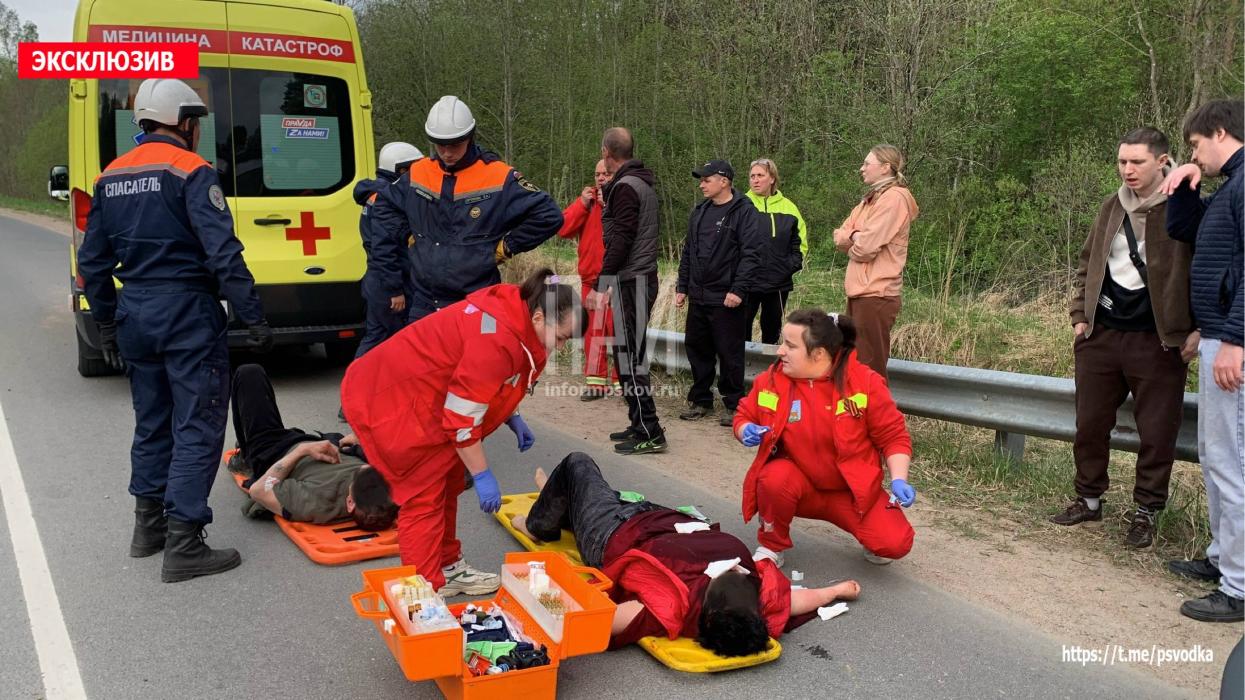Автомобиль опрокинулся в канаву под Псковом, пострадали четверо, включая ребёнка 