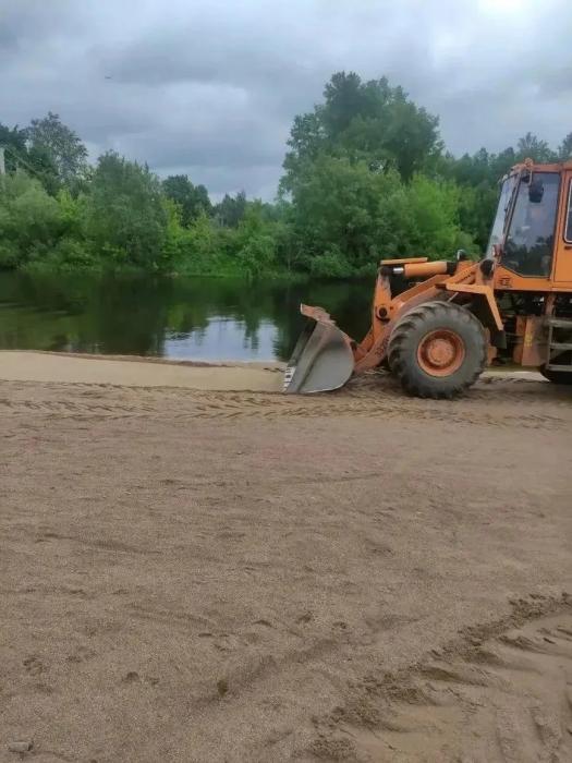 Городской пляж Великих Лук готовится к летнему сезону
