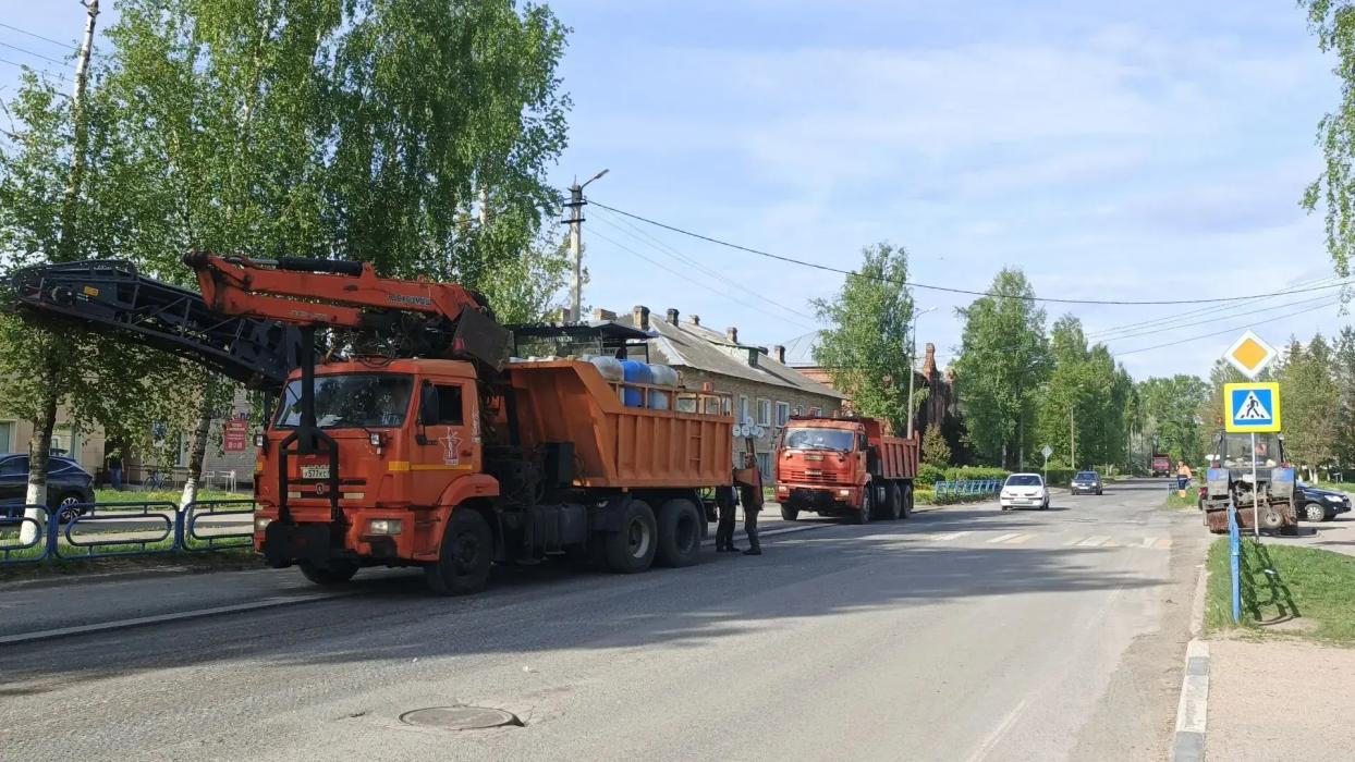 Ремонт дороги по улице Смольной продолжается в Бежаницах