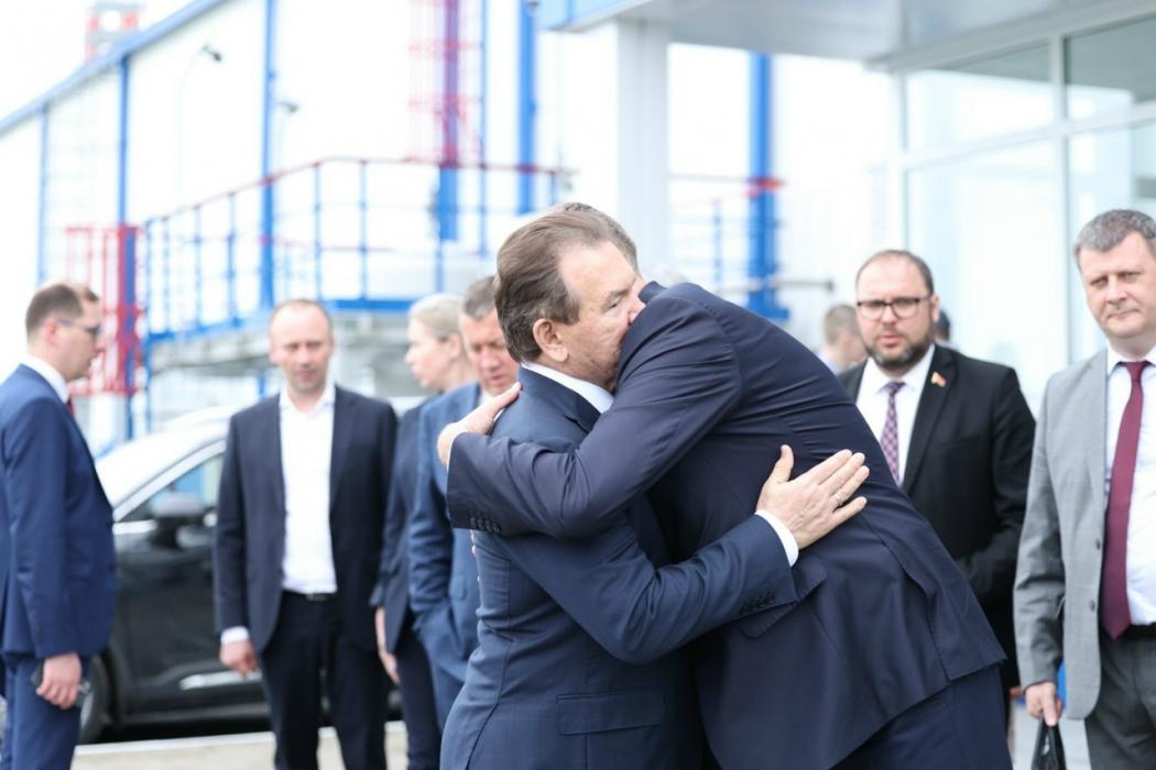 Глава администрации президента Республики Беларусь ознакомился с производством завода «Титан-Полимер»