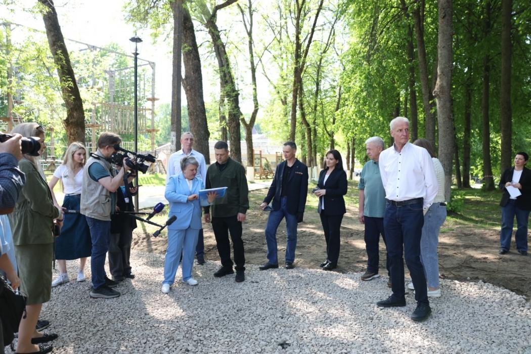 Михаил Ведерников осмотрел отремонтированные учреждения культуры в Пушкиногорском районе