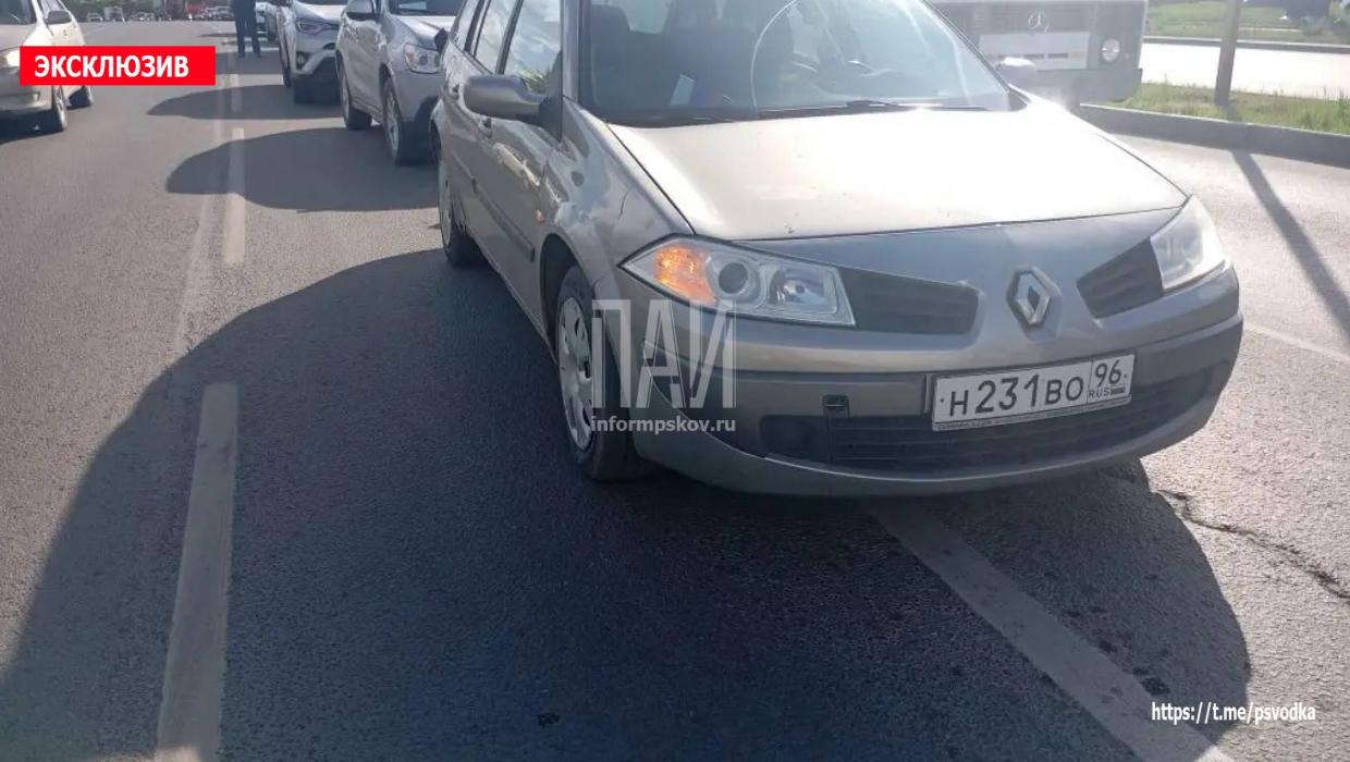 17-летняя девушка пострадала при столкновении трёх автомобилей на улице Чудской в Пскове