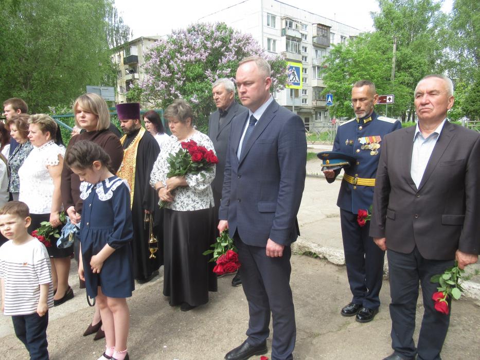 Мемориальную доску участника СВО Антона Савченко открыли в Островской гимназии