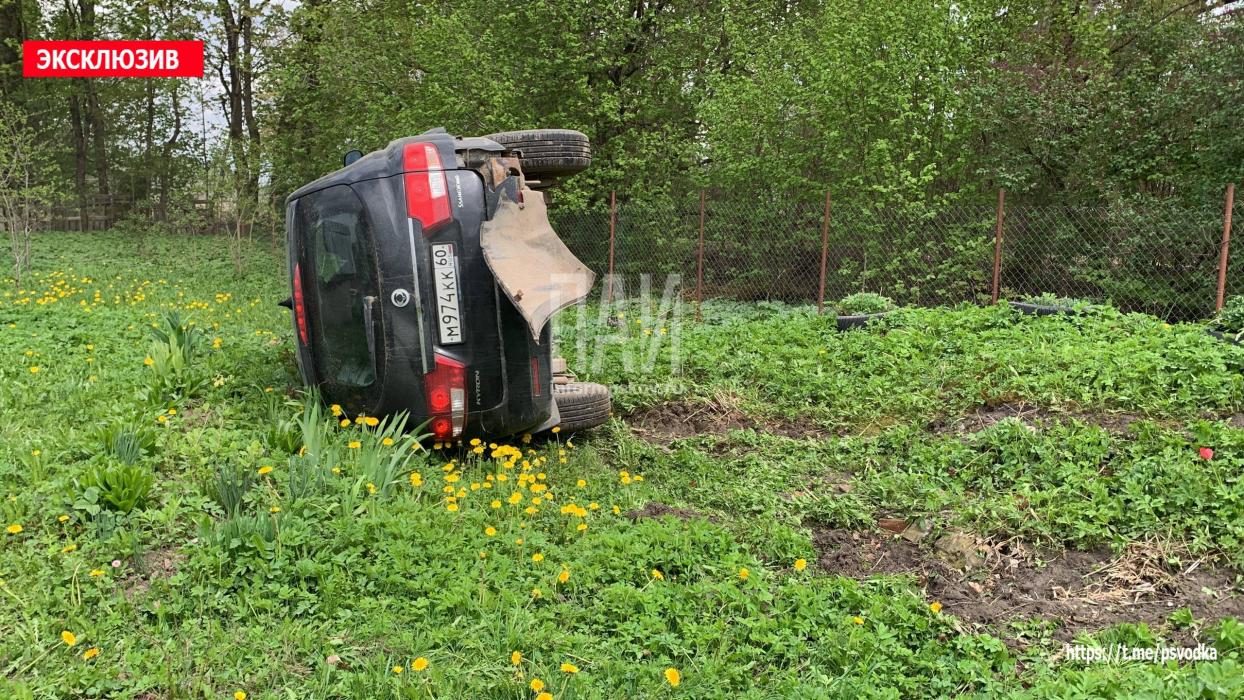 Автомобиль вылетел в огород и перевернулся после ДТП в Псковском районе