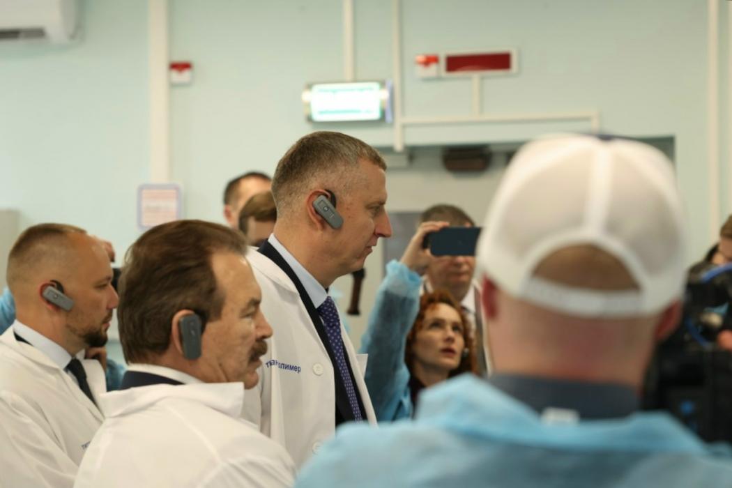 Глава администрации президента Республики Беларусь ознакомился с производством завода «Титан-Полимер»