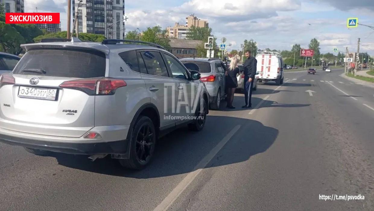 17-летняя девушка пострадала при столкновении трёх автомобилей на улице Чудской в Пскове