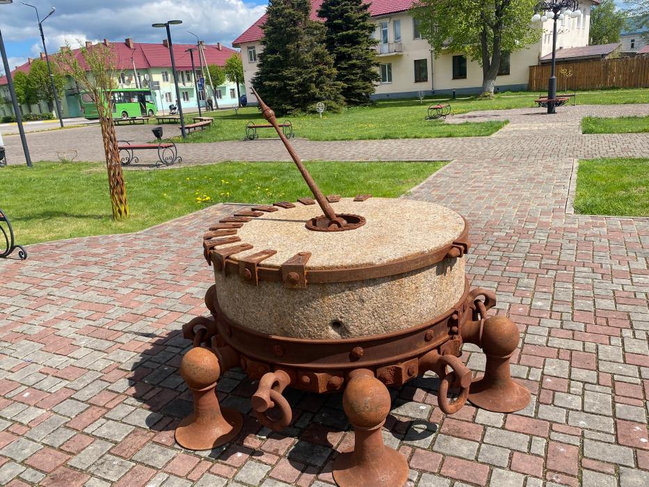 Солнечные часы из каменного жернова создал мастер из Себежа