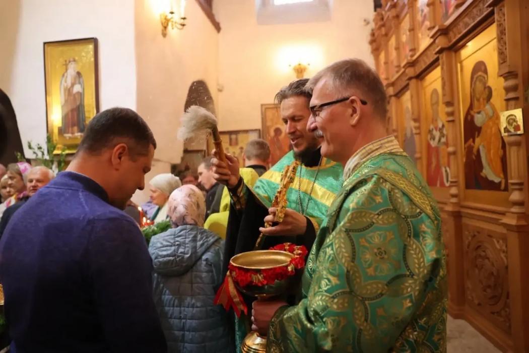 Михаил Ведерников поздравил православных христиан с праздником Святой Троицы