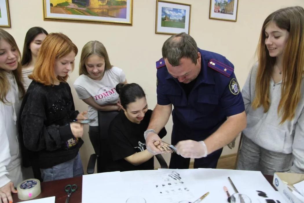 Псковские следователи провели открытые уроки криминалистики для школьников