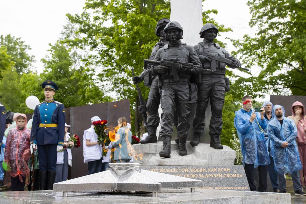 Памятник участникам СВО открыли в Великих Луках