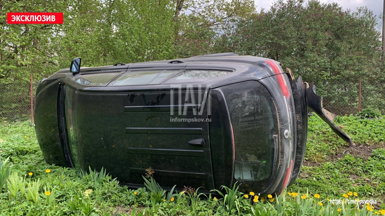Автомобиль вылетел в огород и перевернулся после ДТП в Псковском районе