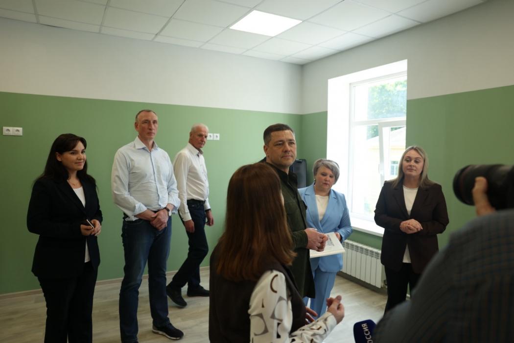 Михаил Ведерников осмотрел отремонтированные учреждения культуры в Пушкиногорском районе