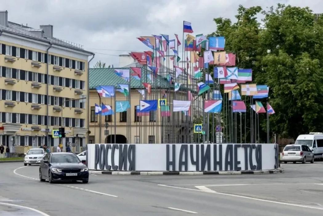 Инсталляцию со слоганом «Россия начинается здесь» установили в центре Пскова