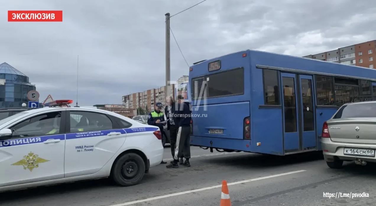 Автобус и легковушка столкнулись на улице Коммунальной в Пскове