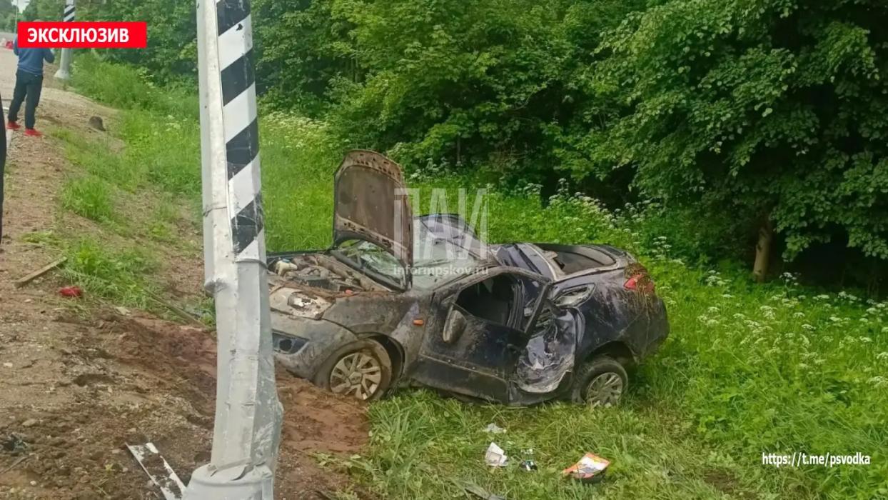 Женщина за рулём Lada Granta не справилась с управлением и наехала на опору освещения
