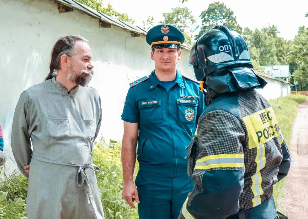 Пожарно-тактические учения провели на территории Мирожского монастыря в Пскове