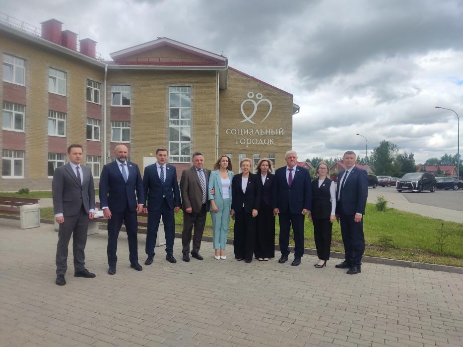 Делегация Совфеда осмотрела соцгородок под Псковом