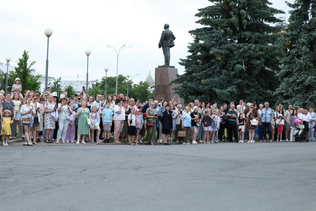 Пушкинское шествие проходит по улицам Пскова