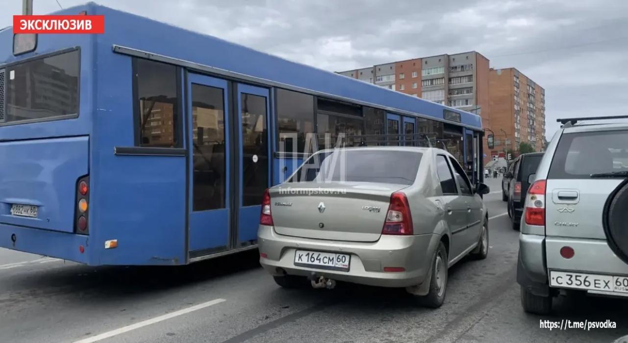 Автобус и легковушка столкнулись на улице Коммунальной в Пскове