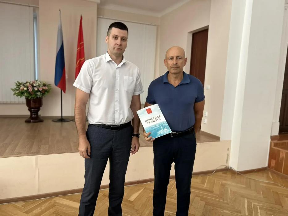 В Великих Луках наградили охранника, предотвратившего поджог в администрации города