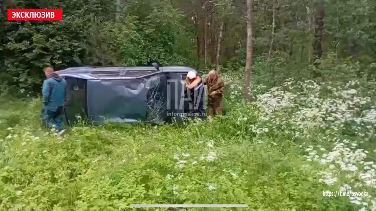 На трассе в Псковском районе опрокинулась машина, пострадал пассажир