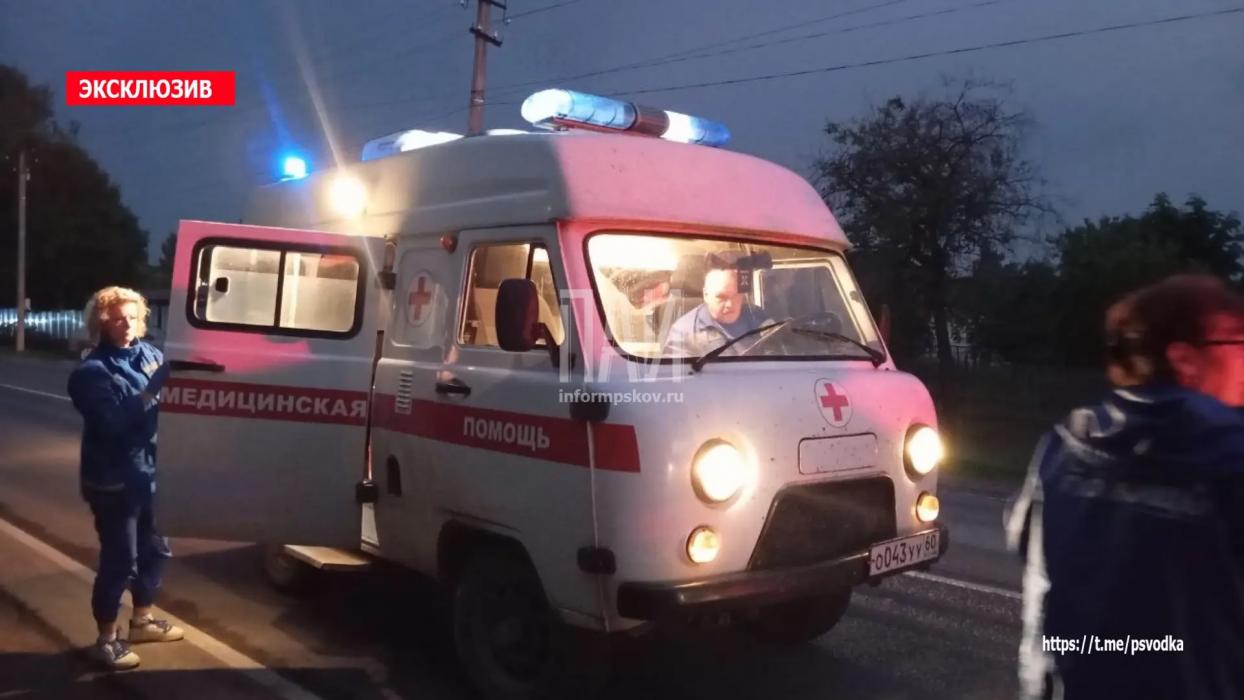Автомобиль врезался в столб в Порхове