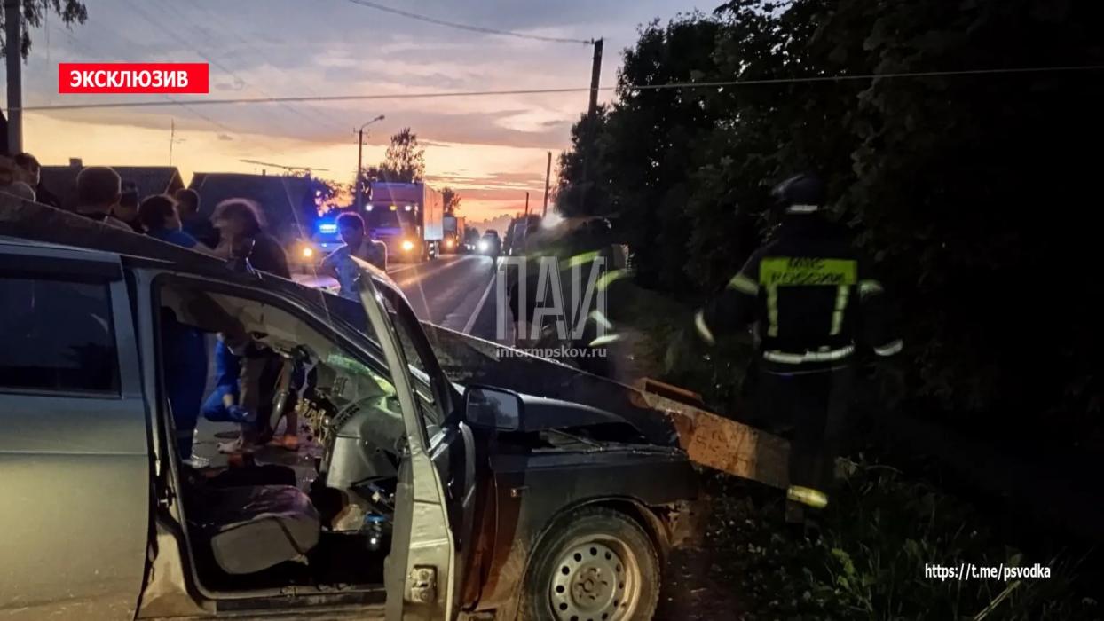 Автомобиль врезался в столб в Порхове